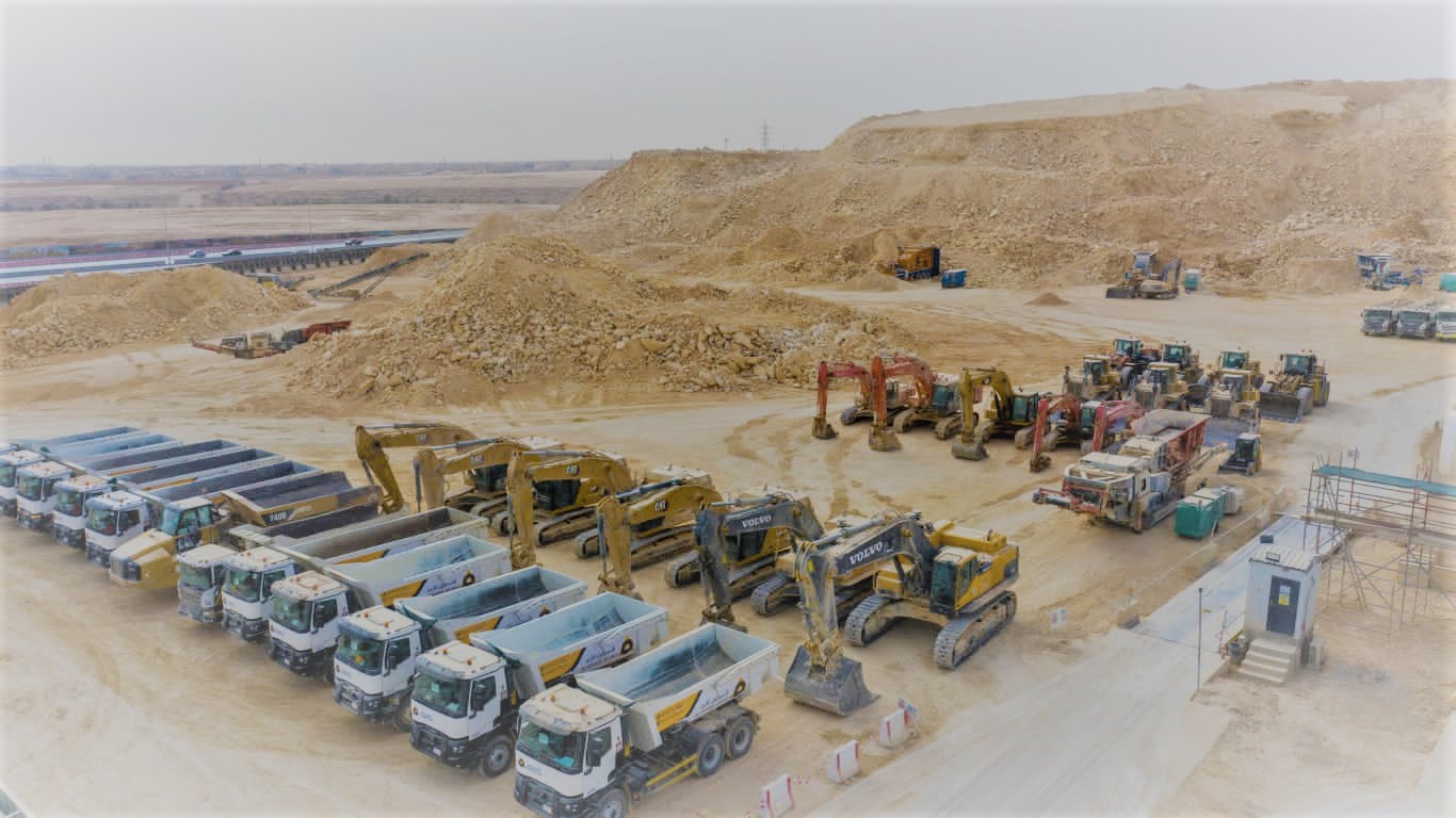 حفّارة تنفذ أعمال الحفر والتسوية ضمن مشاريع البنية التحتية التي تديرها شركة الإسطول الآلي